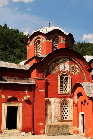 Die aufwändige Fassade mit zwei Eingangstüren und Dach, Kuppel, Kuppel des Kirchenkomplexes des Patriarchats des Klosters Pec, außerhalb von Peja, Kosovo 2022