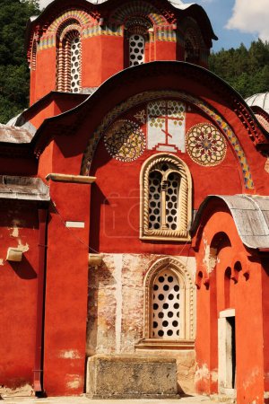 Aufwändige Fassade und Eingangstür des Kirchenkomplexes des Patriarchats des Klosters Pec, außerhalb von Peja, Kosovo 2022