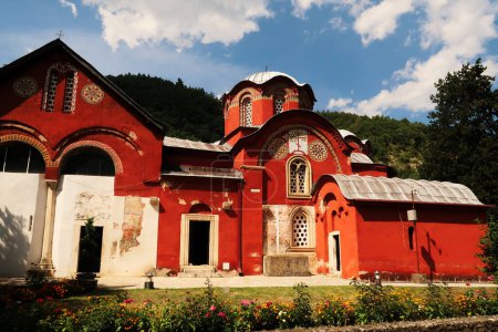 Der leuchtend rote Kirchenkomplex im Innenhof, Garten des Patriarchats des Klosters Pec, außerhalb von Peja, Kosovo 2022
