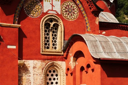 Details und Fenster an der kunstvollen Fassade des Kirchenkomplexes des Patriarchats des Klosters Pec, außerhalb von Peja, Kosovo 2022
