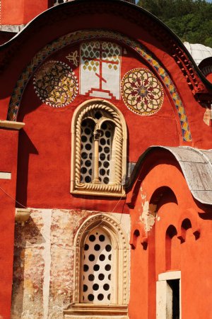 Aufwendige Details rund um die Fenster an der Fassade des Kirchenkomplexes des Patriarchats des Klosters Pec, außerhalb von Peja, Kosovo 2022
