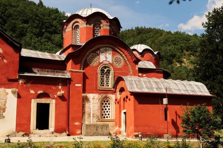 Die aufwendige Fassade und das Dach mit Kuppeln, Kuppeln des leuchtend roten Kirchenkomplexes im Innenhof, Garten des Patriarchats des Klosters Pec, außerhalb von Peja, Kosovo 2022
