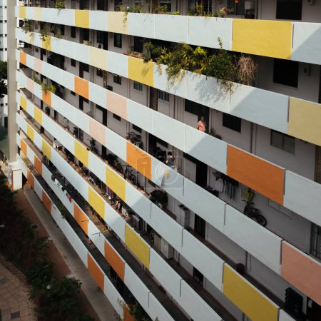 Foto de Colorida fachada de un bloque de apartamentos de vivienda pública HDB Junta de Desarrollo de Vivienda en Singapur Toa Payoh Estate - Imagen libre de derechos