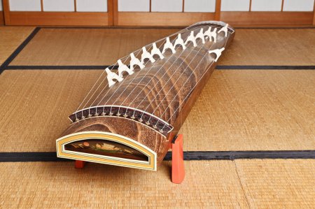 Téléchargez les photos : Placer le koto sur le tatami - en image libre de droit