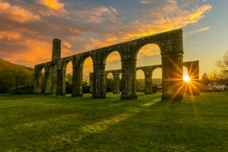 Foto de Los imponentes arcos de ladrillo en la antigua Ynysgedwen Iron Works en Ystradgynlais, Gales del Sur U - Imagen libre de derechos