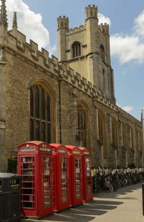Foto de Un grupo de cabinas telefónicas británicas rojas y una fila de bicicletas en la ciudad universitaria de Cambridge en Inglaterra U - Imagen libre de derechos