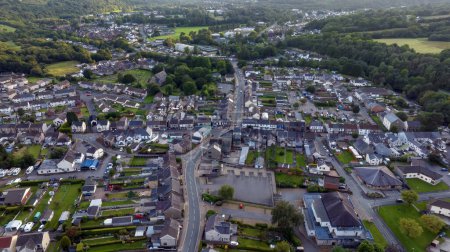 Téléchargez les photos : Editorial Swansea, Royaume-Uni - 15 août 2023 : Vue aérienne d'Ystradgynlais, une vieille ville galloise de la haute vallée de Swansea en Galles du Sud Royaume-Uni - en image libre de droit