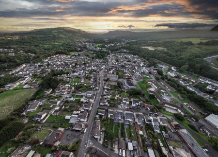 Téléchargez les photos : Editorial Swansea, Royaume-Uni - 15 août 2023 : Vue aérienne d'un coucher de soleil sur Ystradgynlais, une vieille ville galloise de la haute vallée de Swansea en Galles du Sud Royaume-Uni - en image libre de droit