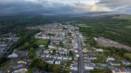 Foto de Editorial Swansea, Reino Unido - 15 de agosto de 2023: Vista aérea de Ystradgynlais, Penrhos y las balizas Brecon en el Alto Valle Swansea de Gales del Sur U - Imagen libre de derechos