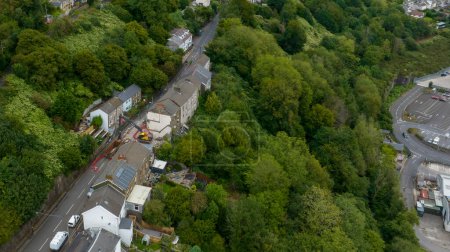 Téléchargez les photos : Editorial Swansea, Royaume-Uni - 28 août 2023 : La démolition a commencé sur une rangée de maisons à Cyfyng Road, Ystalyfera, Neath Port Talbot après avoir été jugée dangereuse après un glissement de terrain en 2017 - en image libre de droit