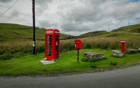 Foto de Se dice que la cabina telefónica más remota de Gales, la cabina telefónica Nantymaen se encuentra en un cruce de carreteras en Mid Wales en Abergwesyn Road UK - Imagen libre de derechos