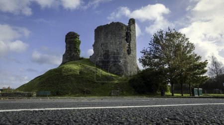 Foto de El castillo en la ciudad de Llandovery en Mid Wales donde Llywelyn Ap Gruffydd Fychan fue ejecutado por Enrique IV de Inglaterra el 9 de octubre de 140 - Imagen libre de derechos