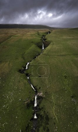 Téléchargez les photos : Une série de cascades créant un ravin de descente dans les Brecon Beacons en Galles du Sud U - en image libre de droit