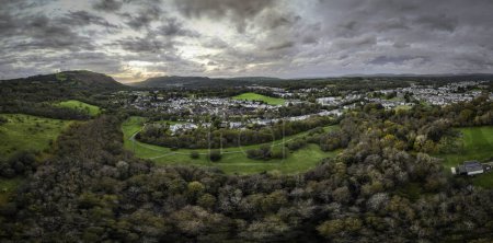 Téléchargez les photos : Vue aérienne panoramique de la vallée de Swansea et du parc Diamond à Ystradgynlais U - en image libre de droit