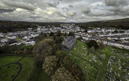 Foto de Vista aérea de la iglesia de St Cynog en Ystradgynlais, una antigua ciudad de habla galesa en el Alto Valle de Swansea de Gales del Sur U - Imagen libre de derechos