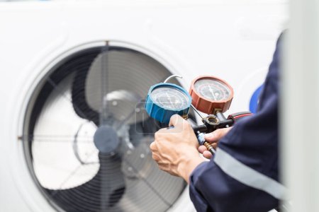 Téléchargez les photos : Technicien vérifie climatiseur, équipement de mesure pour remplir les climatiseurs. - en image libre de droit