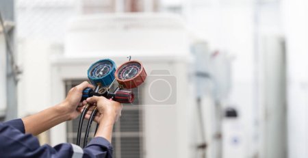 Foto de Técnico está comprobando el acondicionador de aire, equipo de medición para llenar los acondicionadores de aire. - Imagen libre de derechos