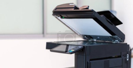 Foto de Fotocopiadora o impresora de red es equipo de herramientas de trabajo de oficina para escanear y copiar papel. - Imagen libre de derechos