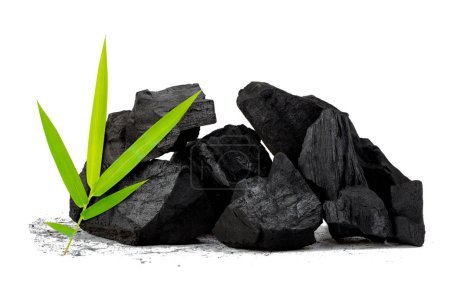 Foto de Carbón de leña natural, polvo de carbón de bambú tiene propiedades medicinales con carbón tradicional aislado sobre fondo blanco - Imagen - Imagen libre de derechos