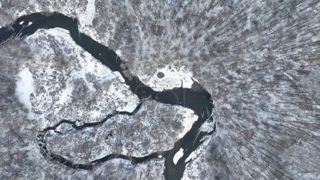 Téléchargez les photos : Rivière delta plaine inondable hiver neige méandre drone intérieur aérien vidéo prise dans le sable sablonneux alluvion gel froid gel, bancs forêt et basses terres marécage, quadcopter vue vol spectacle - en image libre de droit