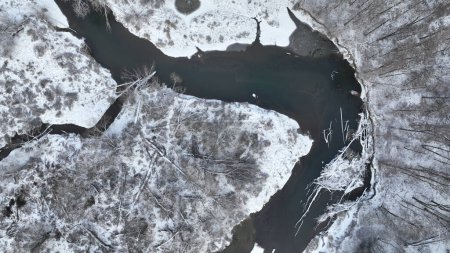 Téléchargez les photos : Rivière delta plaine inondable hiver neige méandre drone intérieur aérien vidéo prise dans le sable sablonneux alluvion gel froid gel, bancs forêt et basses terres marécage, quadcopter vue vol spectacle - en image libre de droit