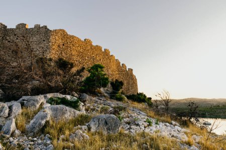 Antigua muralla de Ostrica en la bahía de Grabastica vista al amanecer en Croacia
