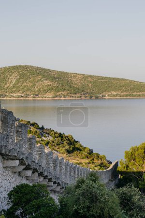 Antigua muralla de Ostrica en la bahía de Grabastica vista al amanecer en Croacia