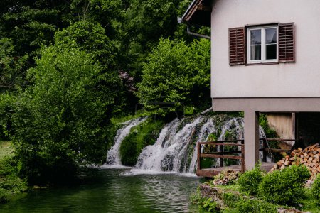 Belle cascade au célèbre village Rastoke à Slunj, Coratia.