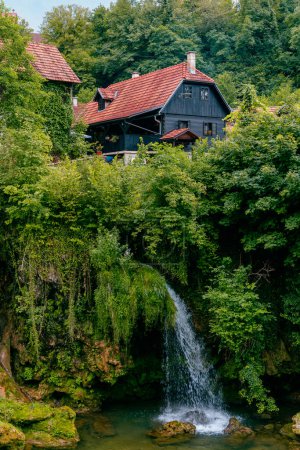 Hermosa cascada en el famoso pueblo de Rastoke en Slunj, Coratia.