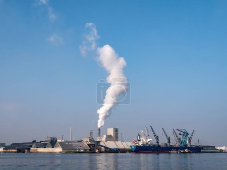 Foto de Planta de fabricación de fertilizantes fosfatados en el puerto de los muelles occidentales en el Canal del Mar del Norte en Amsterdam, Países Bajos - Imagen libre de derechos