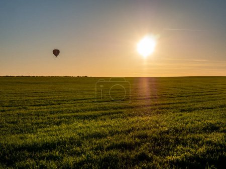 Téléchargez les photos : Silhouette de montgolfière volant au-dessus des prairies de campagne près d'Ootmarsum au coucher du soleil, Overijssel, Pays-Bas - en image libre de droit