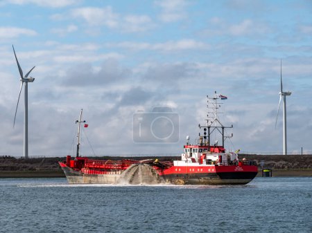 Téléchargez les photos : IJMUIDEN, PAYS-BAS - 20 AOÛT 2021 : Dragueuse à succion traînante dragueuse de navires dans le port - en image libre de droit
