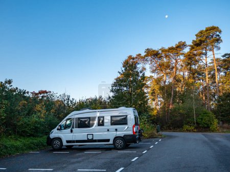 Foto de NIJVERDAL, PAÍSES BAJOS - 24 OCT 2021: Campervan estacionado en el estacionamiento de autocaravanas para pasar la noche, Nijverdalseberg, Nijverdal, Overijssel - Imagen libre de derechos