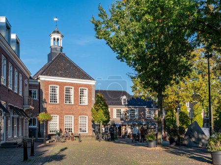 Foto de OOTMARSUM, PAÍSES BAJOS - 24 OCT 2021: Kerkplein Ootmarsum con antiguo ayuntamiento en otoño, Overijssel - Imagen libre de derechos