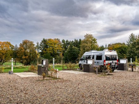 Téléchargez les photos : OOTMARSUM, PAYS-BAS - 25 OCT 2021 : Camionnette sur terrain dur sur un parc de caravanes près de la ville d'Ootmarsum, Overijssel - en image libre de droit
