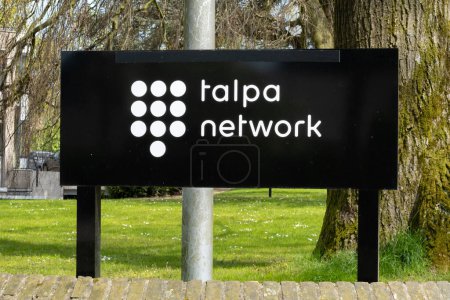 Foto de HILVERSUM, PAÍSES BAJOS - 3 DE MAYO DE 2023: Letrero con el nombre de la empresa y el logotipo de la compañía de medios Talpa Network en Hilversum, Holanda - Imagen libre de derechos