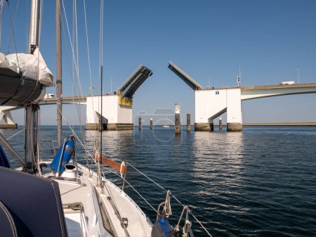 Téléchargez les photos : ZEELANDBRUG, PAYS-BAS - 16 JUIN 2023 : Ouverture du pont de l'Escaut oriental pour voiliers à mâts hauts, Escaut oriental, Zélande - en image libre de droit
