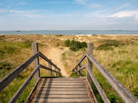 Escalera de madera a la playa a lo largo del río Scheldt occidental en Breskens, Zeeuws-Vlaanderen, Zelanda, Países Bajos