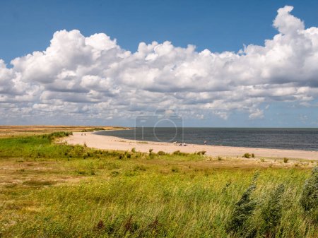IJsselmeer playa de Houtribdijk presa que conecta Enkhuizen a Lelystad, separando los lagos IJsselmeer y Markermeer, Países Bajos, en verano