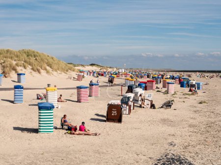 Téléchargez les photos : Borkum, Allemagne - 16 août 2023 : Personnes avec chaises longues et tentes sur la plage sud de la Frise orientale Borkum, Basse-Saxe, Allemagne - en image libre de droit