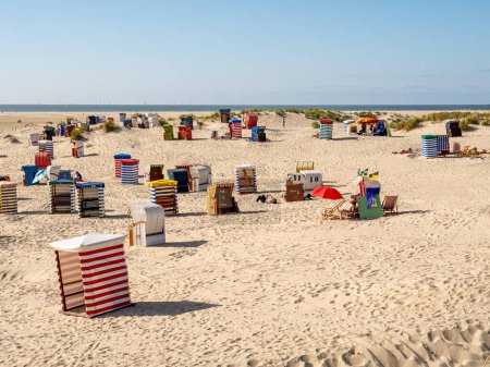 Téléchargez les photos : Borkum, Allemagne - 16 août 2023 : Plage ouest avec chaises longues à capuchon et tentes sur l'île de Borkum, Frise orientale, Basse-Saxe, Allemagne - en image libre de droit