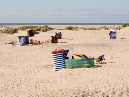 Téléchargez les photos : Borkum, Allemagne - 16 août 2023 : Plage ouest avec chaises longues à capuchon et tentes sur l'île de Borkum, Frise orientale, Basse-Saxe, Allemagne - en image libre de droit