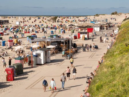 Téléchargez les photos : Borkum, Allemagne - 16 août 2023 : Promenade et plage ouest avec personnes, chaises et tentes sur l'île de Borkum, Basse-Saxe, Allemagne - en image libre de droit