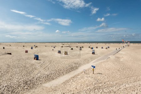 Téléchargez les photos : Amrum, Allemagne - 26 août 2023 : Chaises de plage sur une plage de sable fin près de Norddorf, île d'Amrum, Frise du Nord, Schleswig-Holstein - en image libre de droit