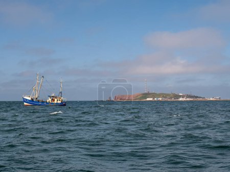 Téléchargez les photos : Helgoland, Allemagne - 20 août 2023 : Pêche au chalutier dans la baie allemande, mer du Nord, près de l'île d'Heligoland, Schleswig-Holstein - en image libre de droit