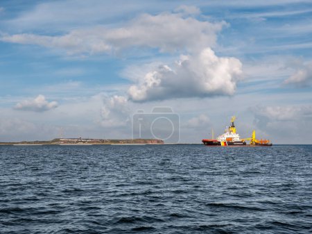 Téléchargez les photos : Helgoland, Allemagne - 21 août 2023 : Navire de garde-côtes allemand à l'ancre sur la mer du Nord près de Helgoland, Allemagne - en image libre de droit