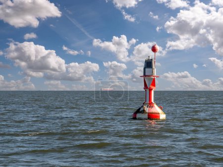 Téléchargez les photos : Bouée de navigation rouge-blanche Otzumer Balje dans la baie allemande au nord de la Frise orientale Langeoog, Allemagne - en image libre de droit