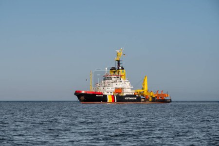 Téléchargez les photos : Helgoland, Allemagne - 21 août 2023 : Navire de garde-côtes allemand à l'ancre sur la mer du Nord près de Helgoland, Allemagne - en image libre de droit