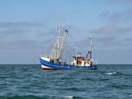 Téléchargez les photos : Mer du Nord, Allemagne - 20 août 2023 : Pêche au chalutier dans la baie d'Helgoland - en image libre de droit