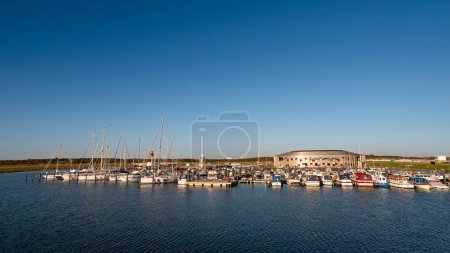 Foto de Esbjerg, Dinamarca - 5 de septiembre de 2023: Barcos en puerto deportivo de Esbjerg Strand en la ciudad de Esbjerg en la costa del Mar del Norte de Jutlandia - Imagen libre de derechos